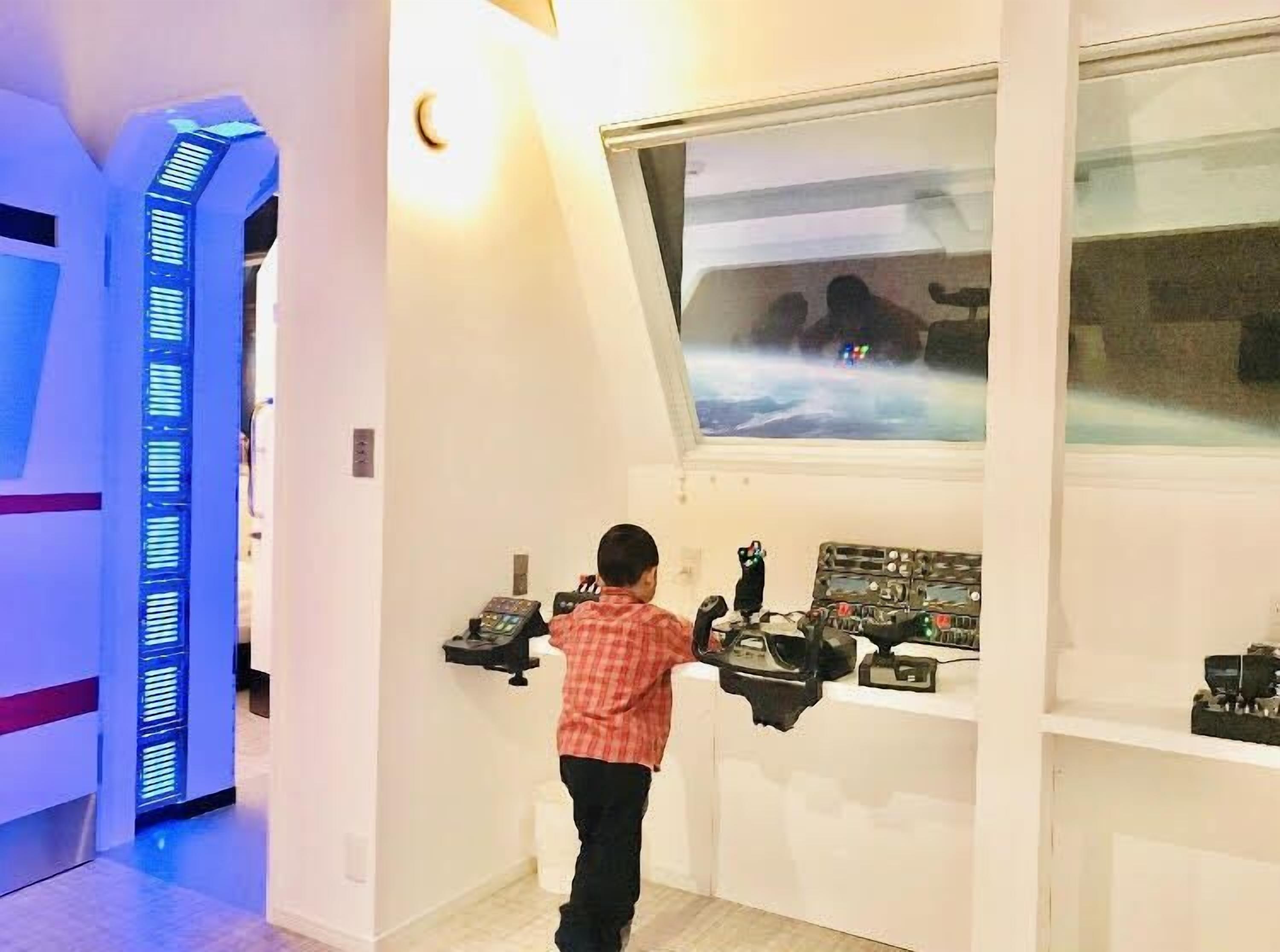 Family House | Premium bedding, blackout curtains, iron/ironing board, free WiFi