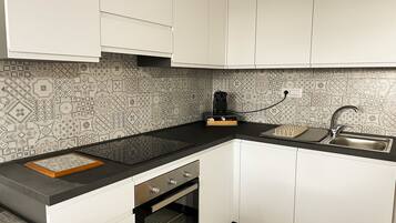 Een koelkast, een oven, een kookplaat, een vaatwasser