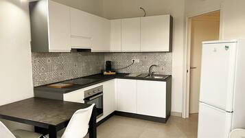 Een koelkast, een oven, een kookplaat, een vaatwasser