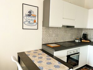 Fridge, oven, stovetop, dishwasher