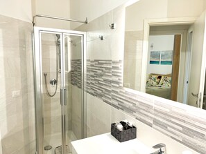 Dusche, Haartrockner, Bidet, Handtücher