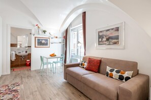Living area - Functional 25sqm studio apartment that can accommodate 2 people. Located on the first floor, with elevator (not suitable for disabled people), of a building in San Lorenzo neighborhood, the studio is about 15 minutes walk away from Santa Maria Novella tr (Firenze)
