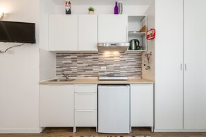 Fridge, stovetop, electric kettle, toaster