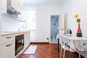 Fridge, oven, stovetop, coffee/tea maker