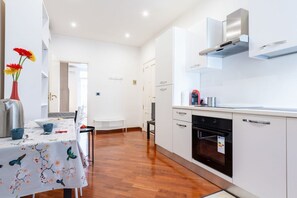 Fridge, oven, stovetop, coffee/tea maker