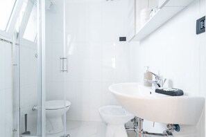 Douche, sèche-cheveux, bidet, serviettes fournies