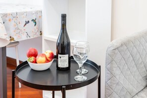 Interior - GuestHost - Comfortable apartment perfect for two people and equipped with the main comforts for a pleasant stay. The accommodation is located just 7 minutes walk from Bari Centrale station and 10 minutes from the Aldo Moro University and the Petruzzelli (Bari)