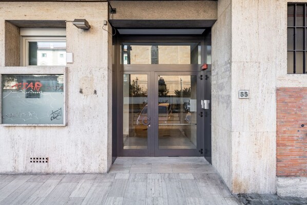 Exterior detail - Functional 22sqm studio apartment that can accommodate 2 people. Located on the first floor, with elevator (not suitable for disabled people), of a building in San Lorenzo neighborhood, the studio is about 15 minutes walk away from Santa Maria Novella tr (Firenze)