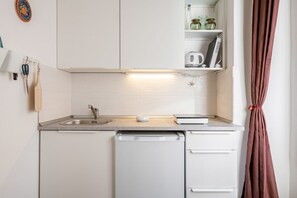 Kjøleskap og kokeplater