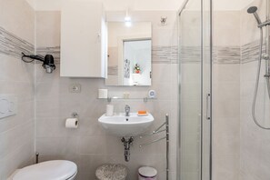 Douche, sèche-cheveux, bidet