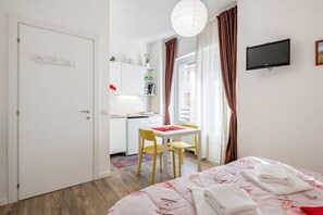 1 dormitori, planxa i posts de planxar i wifi 
