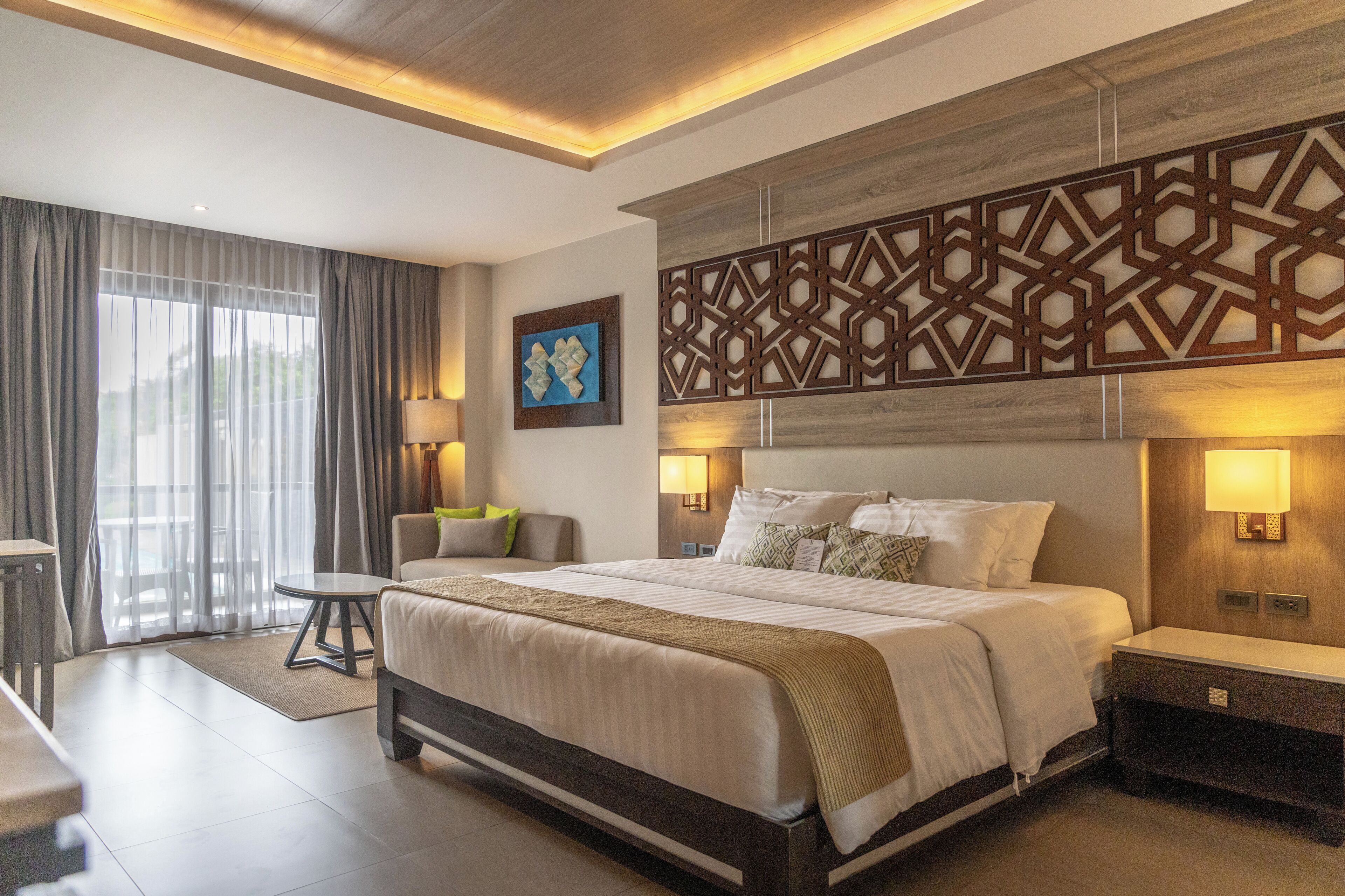 Deluxe Double or Twin Room, Pool View | Peralatan tempat tidur hipoalergenik, peti besi dalam bilik, meja 