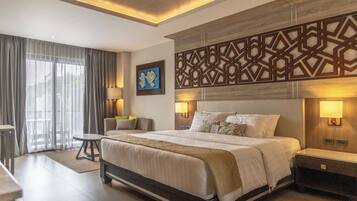 Deluxe Double or Twin Room, Pool View | Peralatan tempat tidur hipoalergenik, peti besi dalam bilik, meja