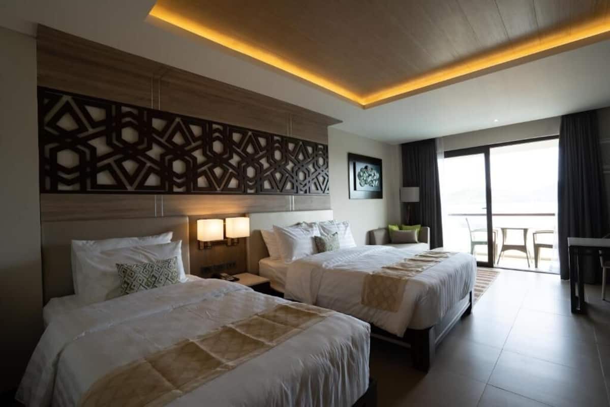 Hypo-allergenic bedding available, in-room safe, desk, laptop workspace