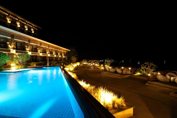 2 outdoor pools