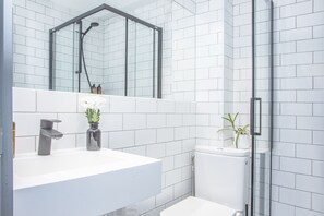 Een douche, een haardroger, handdoeken, toiletpapier