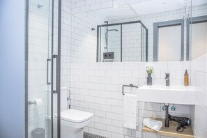 Bruser, hårtørrer, håndklæder, Toiletpapir