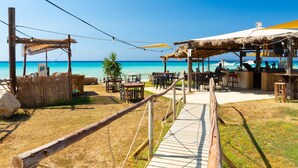 A beachside restaurant with outdoor seating and a view of the ocean. - Villa Xenios Dias in Argaka (Argaka)