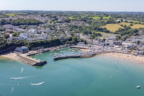 An aerial view of a coastal town with a marina, beach, and residential areas. - Coedrath Park 20 - Modern Apartment Close to the Beach (Saundersfoot)