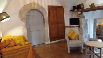 Télévision, lecteur de DVD, livres, chaßne hi-fi