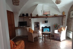 TV, DVD player, books, stereo