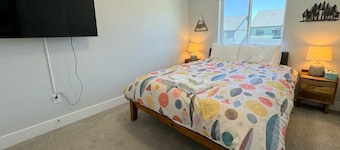 Modern Mountain Townhome with A/C near Targhee, Yellowstone, Grand Teton