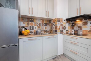 ثلاجة، ميكروويف، موقد طهي مسطح، غسالة أطباق