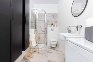 Shower, hair dryer, towels - Rybaki Górne 7 Gdańsk | Elegant Apartment with Garden, Desk and Parking (Gdansk)