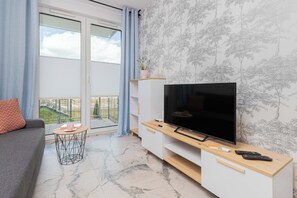 TV - Rybaki Górne 7 Gdańsk | Elegant Apartment with Garden, Desk and Parking (Gdansk)