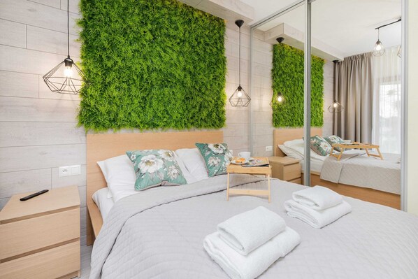 2 bedrooms, desk, iron/ironing board, WiFi