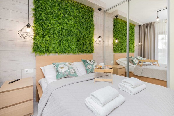 2 bedrooms, desk, iron/ironing board, WiFi