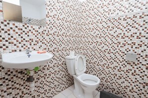 Dusj, håndklær, såpe og toalettpapir