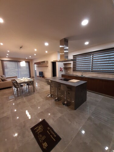 Luxurious 3-bedroom apartment in Zonqor Area- 5 mins away from the beach!