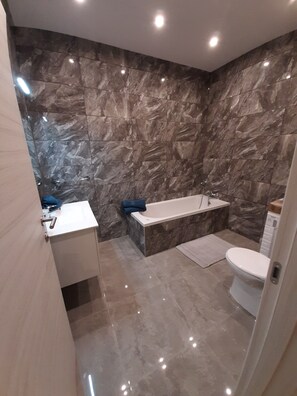 Badewanne, Haartrockner, Handtücher, Seife