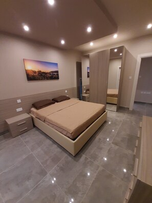 3 عدّة غرف نوم ومكواة/لوح كي وواي فاي مجانًا وملاءات أسرّة