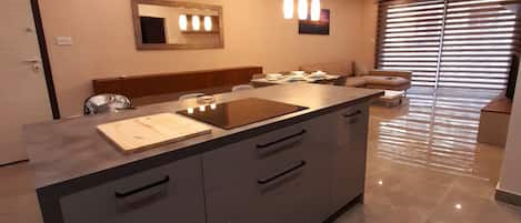 Frigorifero, microonde, forno, piano cottura