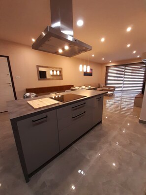 ثلاجة، ميكروويف، فرن، موقد طهي مسطح