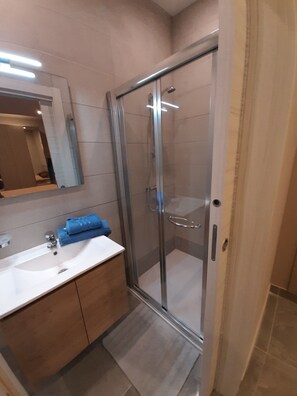 Badewanne, Haartrockner, Handtücher, Seife