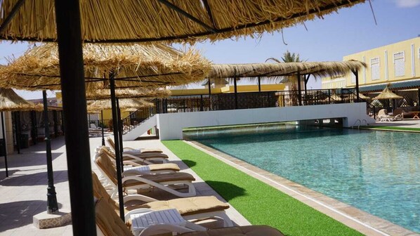 Outdoor pool, open 8:30 AM to 8:30 PM, free cabanas, pool umbrellas - HOTEL BLADI PALACE (Taghit)