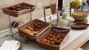 Ein reichhaltiges Buffet mit verschiedenen Speisen und Getränkespendern.