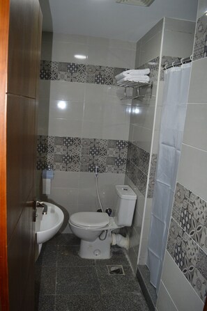 Standard Double or Twin Room | Bathroom
