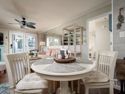 Modern Two Bedroom Condo With Outdoor Pool & Courtyard