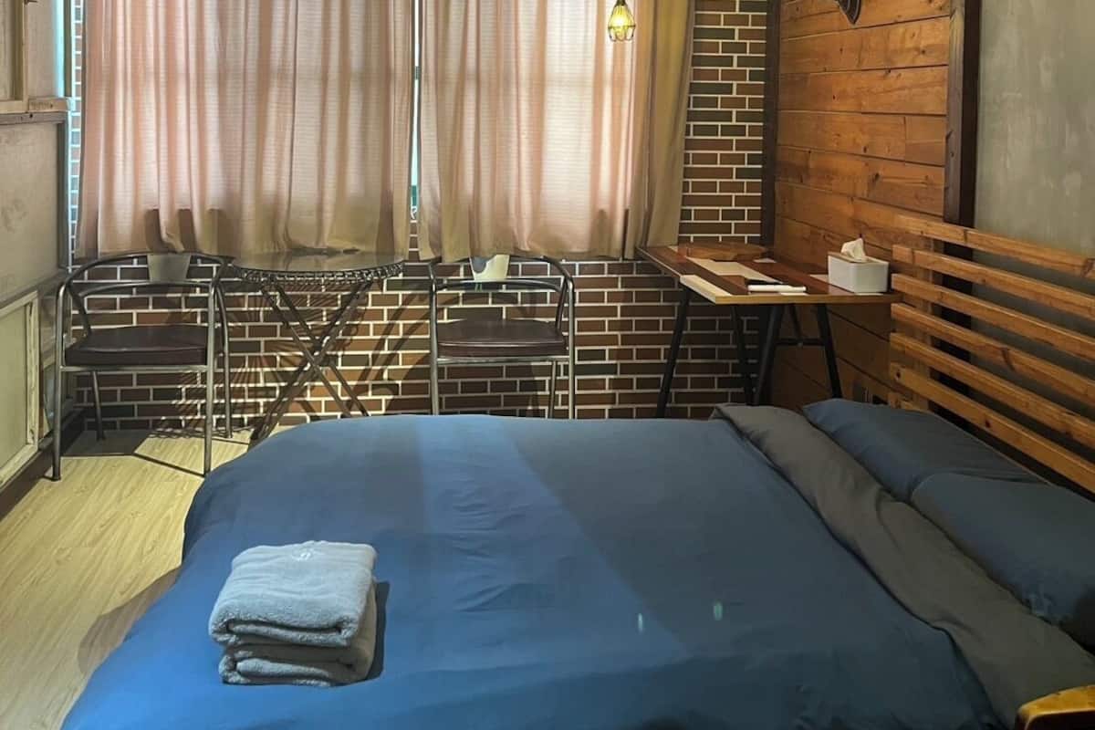 Premium bedding, WiFi (free), bed sheets