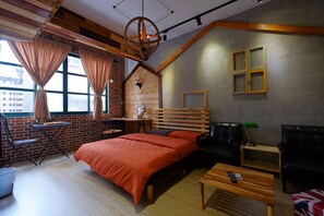 Premium bedding, desk, free WiFi, bed sheets - House Inn House (Tainan)