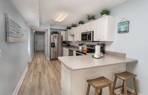 Frigorifero, microonde, forno, piano cottura