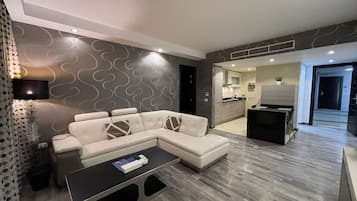 Deluxe King Studio Apartment | Living area