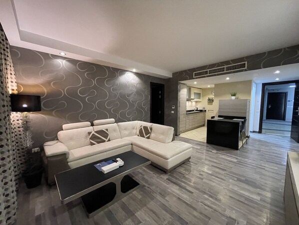 Departamento de lujo | Área de sala de estar | Smart TV de 32 pulgadas con canales digitales y televisión 