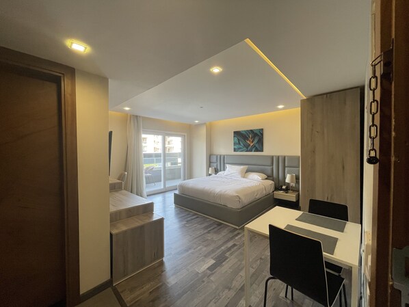 เครื่องนอนระดับพรีเมียม, เตียงพร้อมฟูกเสริมที่นอน, มินิบาร์, โต๊ะทำงาน