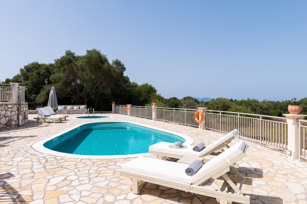 Piscine extérieure (ouverte en saison), parasols de plage