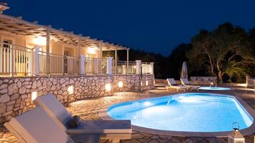 Hồ bơi ngoài trời phục vụ theo mùa, dù/ô trên bãi biển/hồ bơi